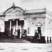Spostandoci di un isolato ci fermiamo in via Cognetti ad angolo con via Buozzi. Alle spalle del Teatro Petruzzelli, il 31 ottobre 1914, veniva inaugurato il Cavour, uno dei tanti cinema e teatri scomparsi oggi dalla mappa cittadina